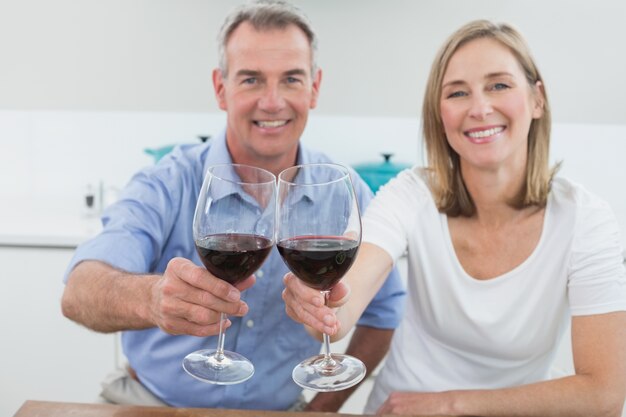 Retrato de una pareja con copas de vino