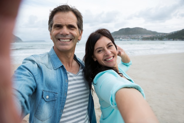 Retrato de pareja disfrutando en la playa