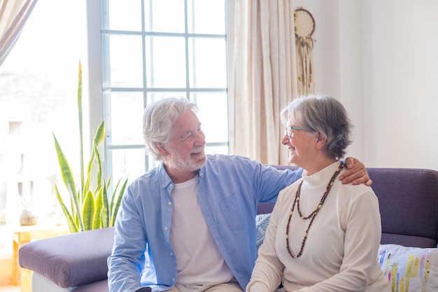Retrato de pareja de dos ancianos felices y sanos ancianos sonriendo y mirando a la cámara. Cerca de abuelos maduros disfrutando y divirtiéndose juntos en casa interior.