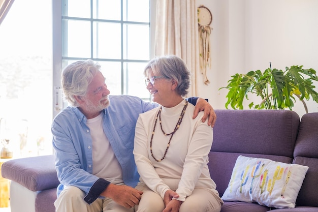 Retrato de pareja de dos ancianos felices y sanos ancianos sonriendo y mirando a la cámara. Cerca de abuelos maduros disfrutando y divirtiéndose juntos en casa interior.