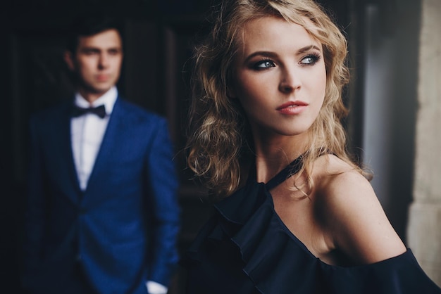 Retrato de pareja elegante abrazándose en la calle de la ciudad europea Momento romántico sensual Hombre y mujer de moda enamorados posando con mirada apasionada Día de San Valentín