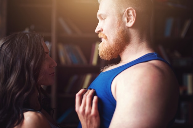 Retrato de pareja enamorada jóvenes deportistas. Efecto de luz.