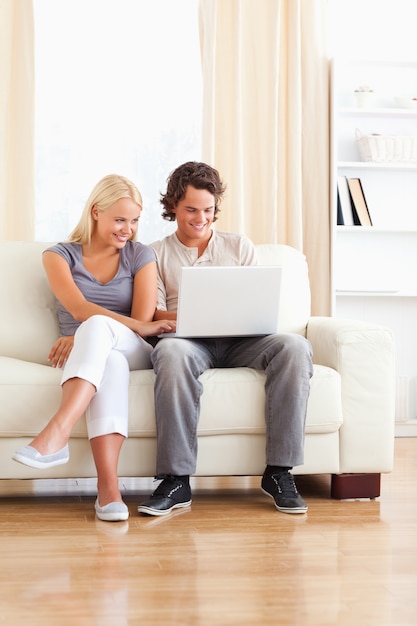 Retrato de una pareja enamorada usando una computadora portátil