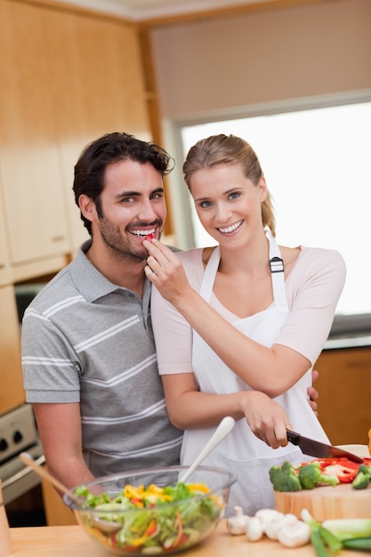 Retrato de una pareja encantadora de cocina