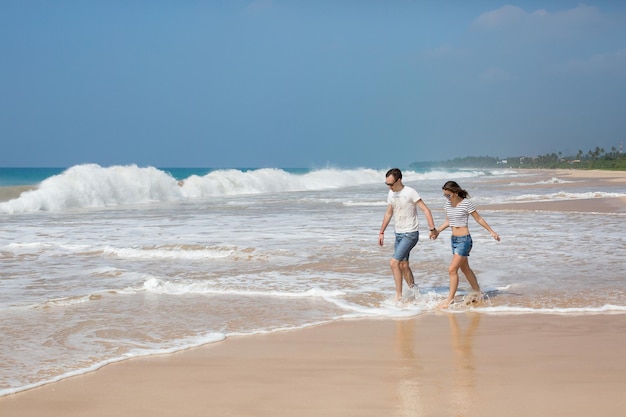 Retrato de una pareja encantadora enamorada divirtiéndose en la playa Gente hermosa joven abrazándose Momento romántico Día de San Valentín Luna de miel