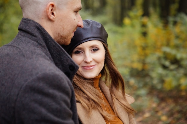 Retrato de pareja encantadora en traje de otoño caucásicos