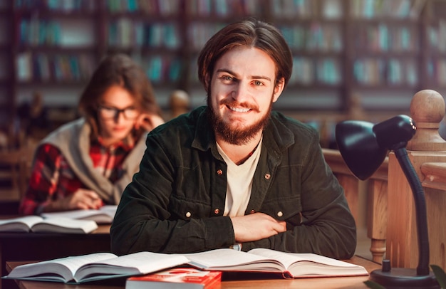 retrato, de, pareja, de, estudiantes, en, biblioteca