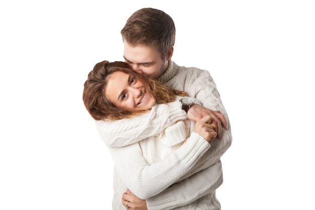 Retrato de pareja feliz aislado sobre fondo blanco. Atractivo hombre y mujer juguetones.