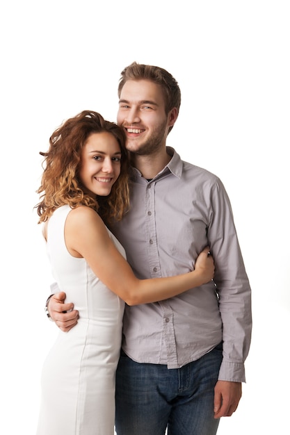 Retrato de pareja feliz aislado sobre fondo blanco. Atractivo hombre y mujer juguetones.