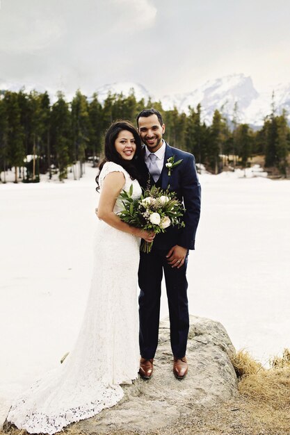 Foto retrato de una pareja feliz de bodas