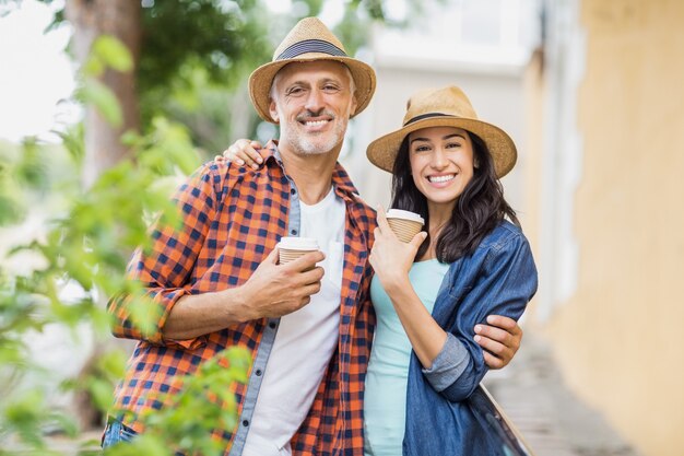 Retrato de una pareja feliz con café