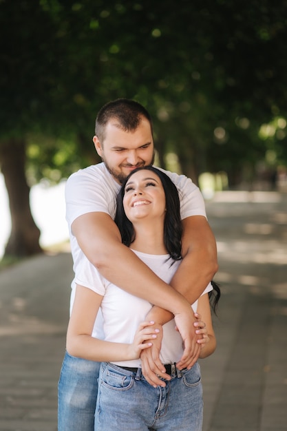 Retrato de una pareja feliz en la ciudad