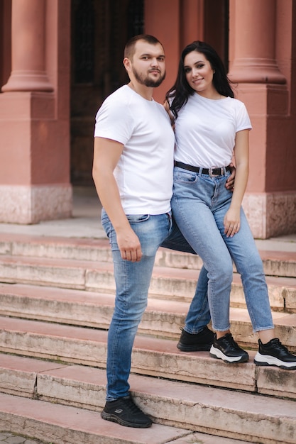 Retrato de una pareja feliz en la ciudad