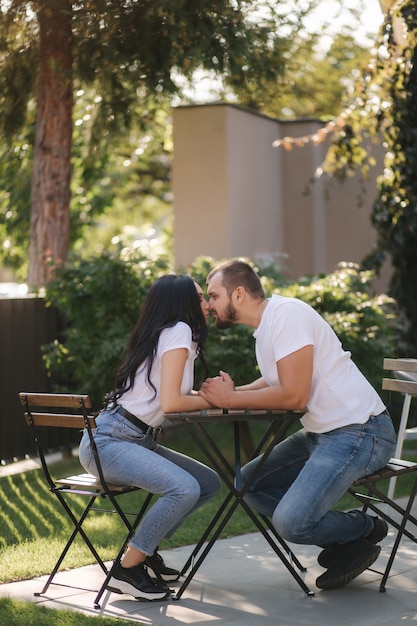 Retrato de una pareja feliz en la ciudad