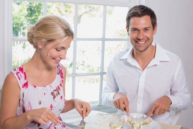 Retrato de una pareja feliz comiendo