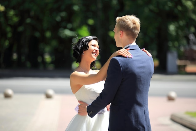 Retrato de pareja feliz en el día de la boda