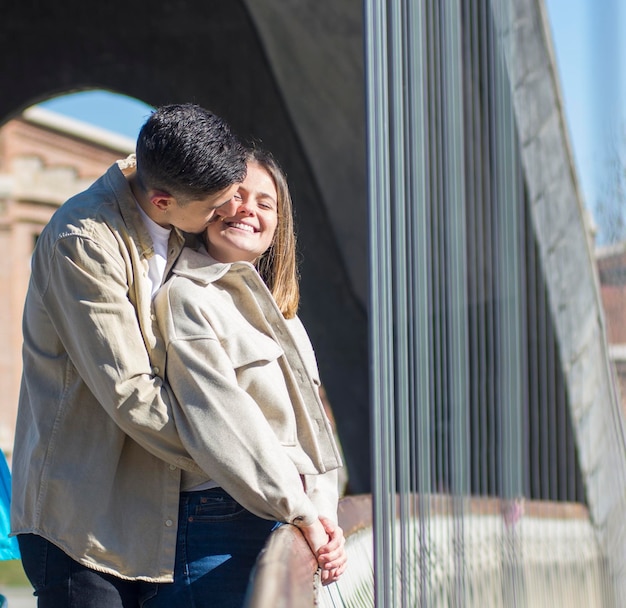 Un retrato de una pareja feliz divirtiéndose al aire libre