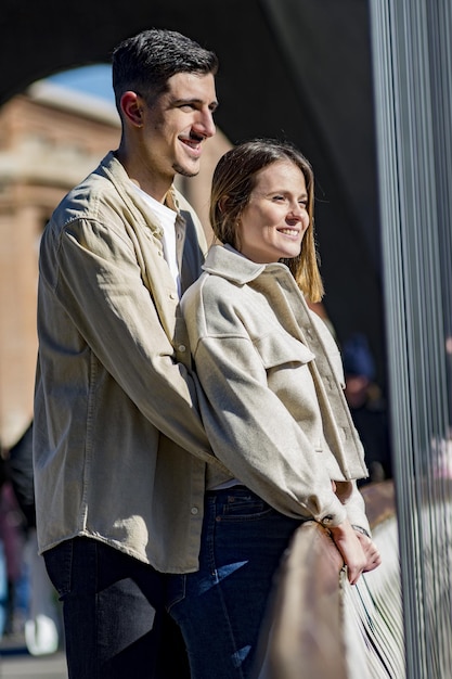 Un retrato de una pareja feliz divirtiéndose al aire libre