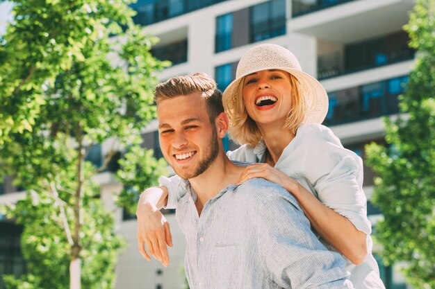 Retrato de pareja feliz divirtiéndose