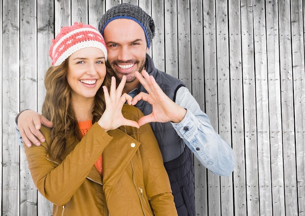 Retrato de pareja feliz formando una forma de corazón con las manos