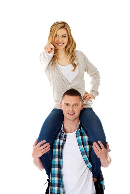 Foto retrato de una pareja feliz y juguetona contra un fondo blanco