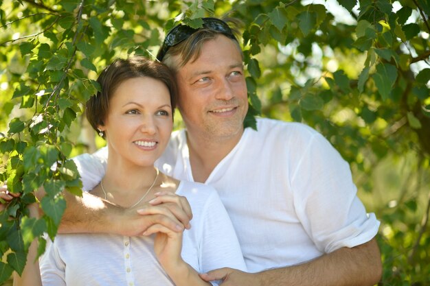 Retrato de una pareja feliz en el parque de verano