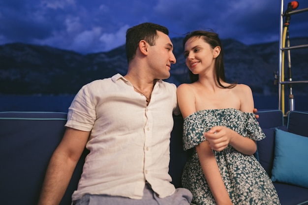 Retrato de pareja feliz en el yate por la noche