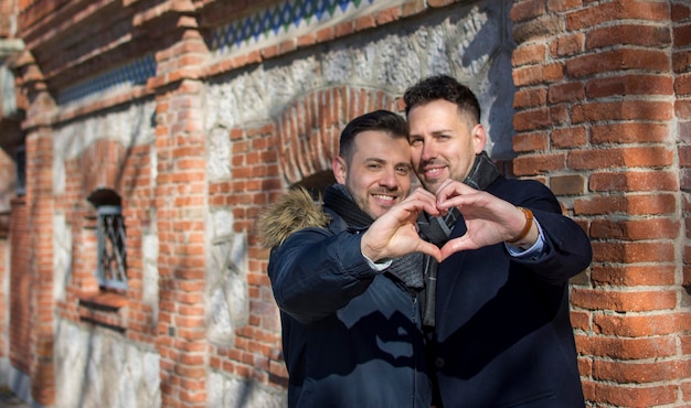 Foto un retrato de una pareja gay feliz al aire libre