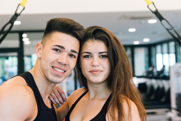 Foto retrato de pareja en el gimnasio