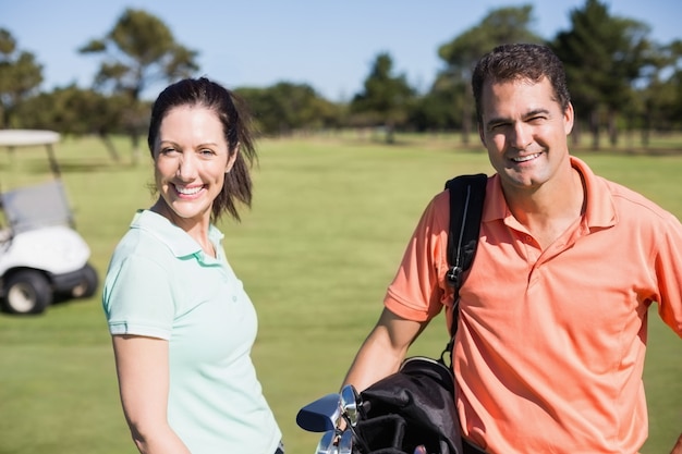 Foto retrato de pareja de golfista seguro