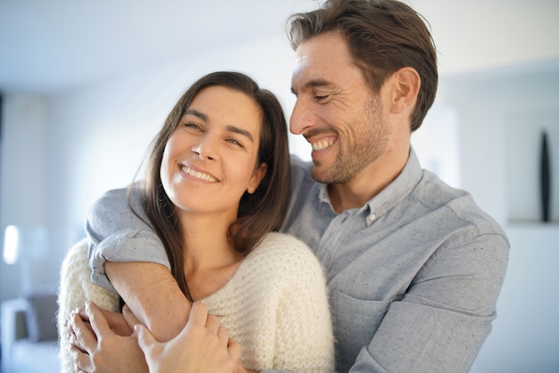 Foto retrato de una pareja hermosa abrazando en casa