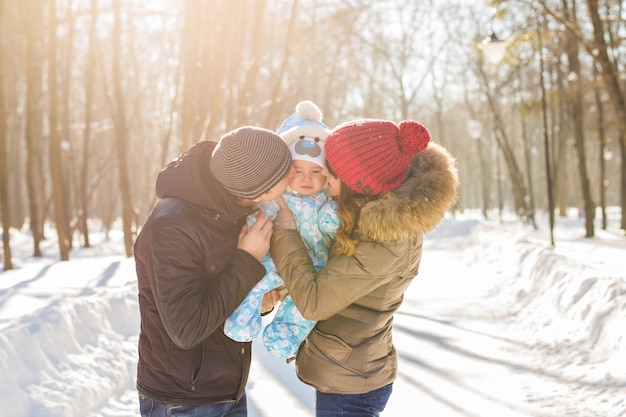 Retrato de pareja con hijo en día de invierno