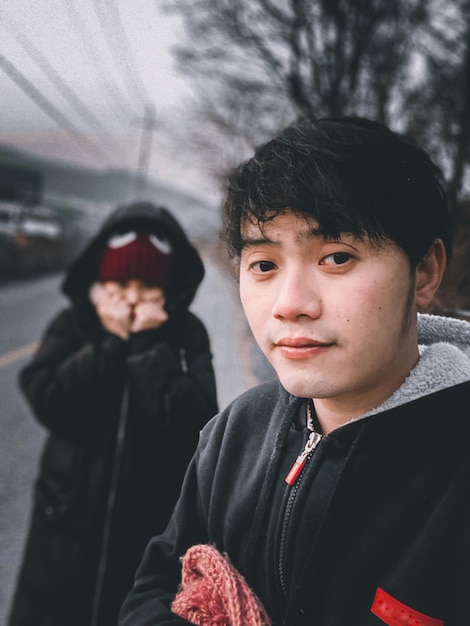 Foto retrato de una pareja en invierno