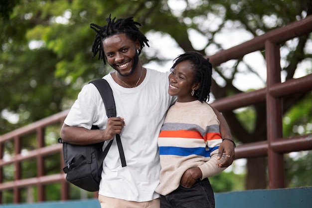 Foto retrato, de, pareja joven, con, afro, rastas, aire libre