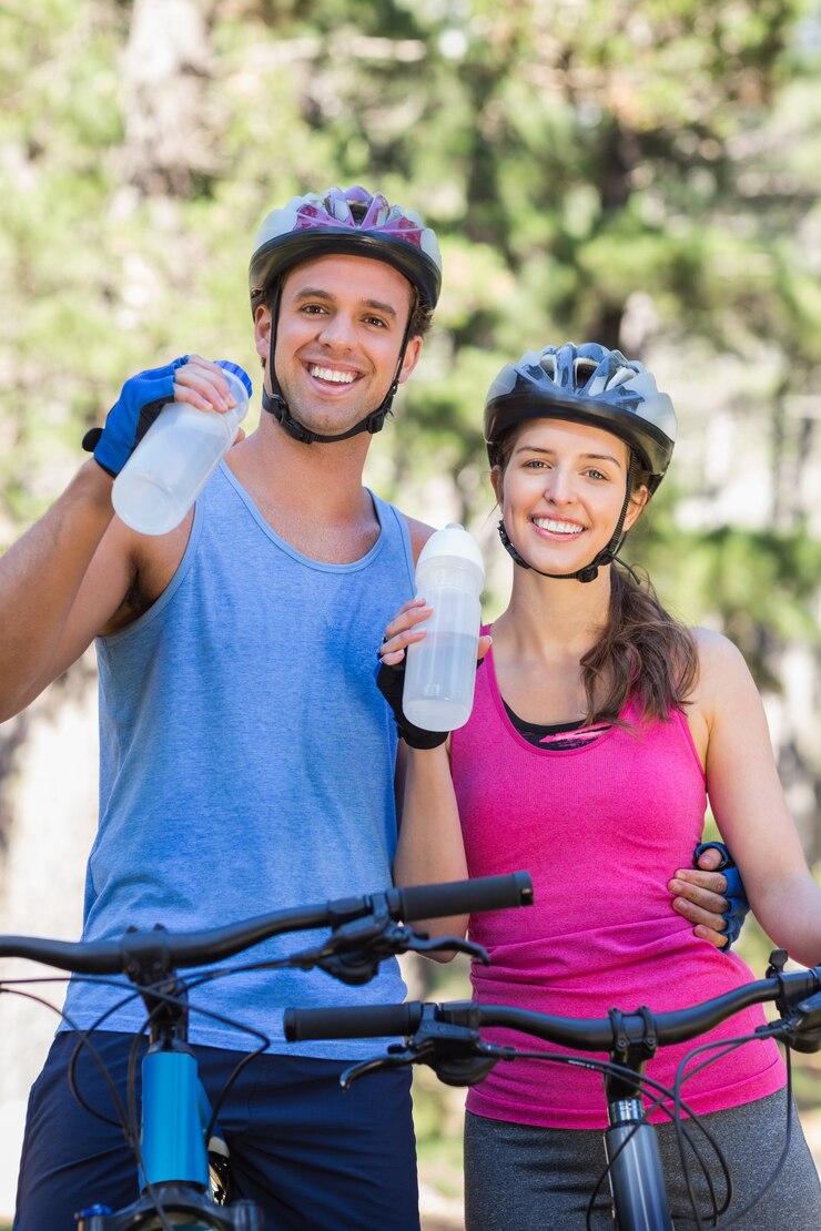 Retrato, de, pareja joven, agua potable, en, bosque