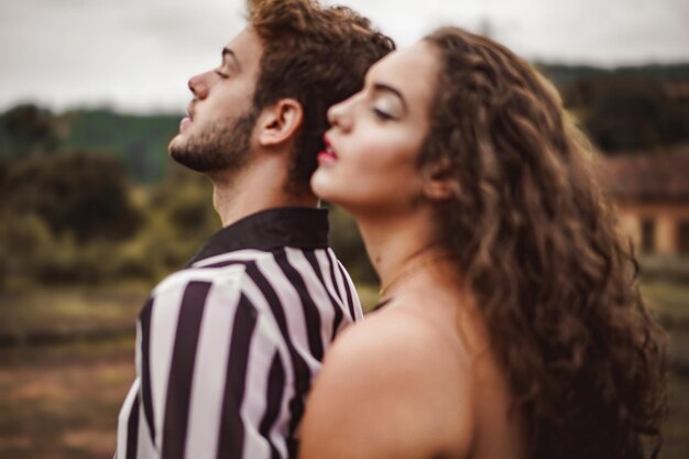 Foto retrato de una pareja joven besándose al aire libre