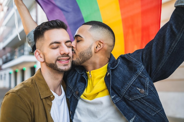 Foto retrato de una pareja joven besándose