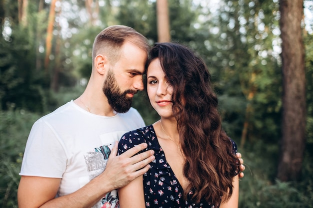 retrato, de, un, pareja joven, en el bosque