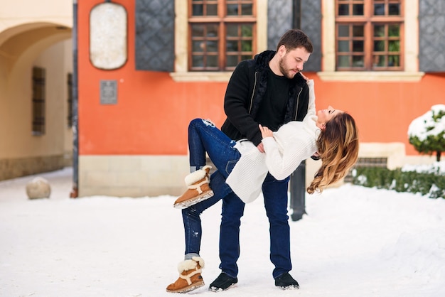 Retrato, de, un, pareja joven, en la calle