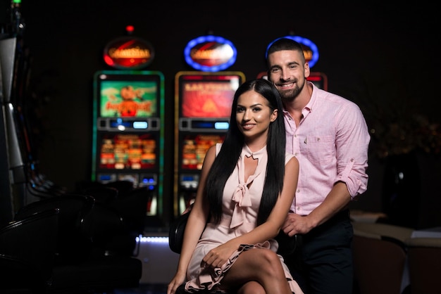 retrato, de, un, pareja joven, en, casino