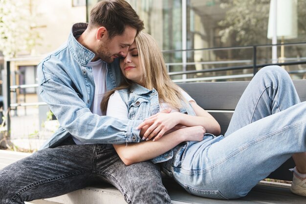 Retrato de pareja joven durante una cita al aire libre