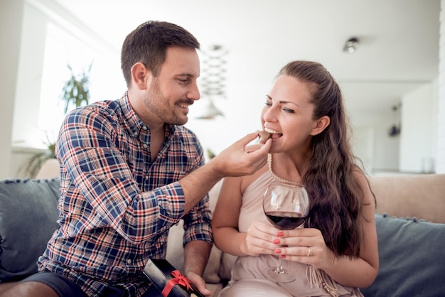 retrato, de, pareja joven, comida, un, corazón, chocolate