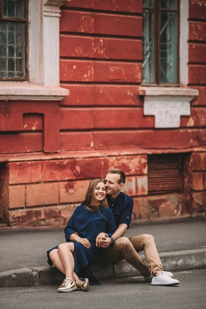 Retrato de pareja joven emocional abrazándose fuertemente, novio y novia, te amo tanto, fuerte afecto en la relación