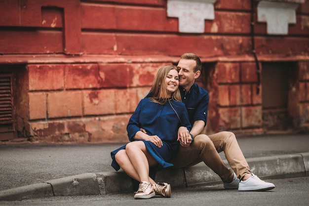 Retrato de pareja joven emocional abrazándose fuertemente, novio y novia, te amo tanto, fuerte afecto en la relación