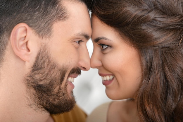 Retrato, de, pareja joven, enamorado, feliz, juntos