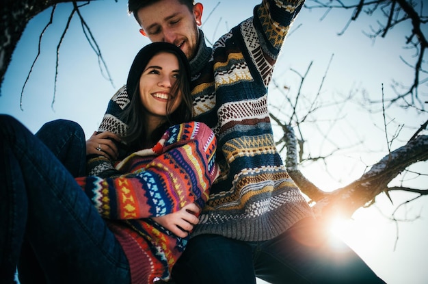 Retrato de una pareja joven y feliz contra un cielo despejado