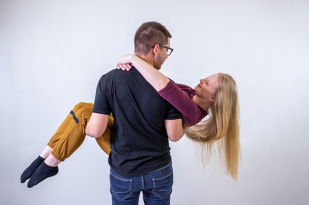 Retrato, de, pareja joven, en, fondo blanco