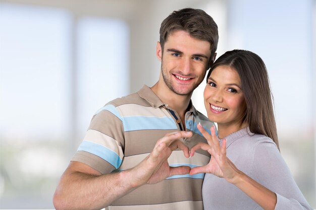 retrato, de, pareja joven, hacer, corazón, de, dos manos