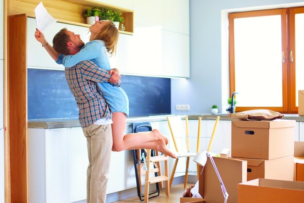 Foto retrato de una pareja joven mudándose a un nuevo hogar