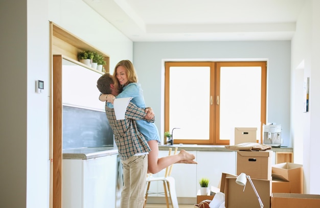 Foto retrato, de, pareja joven, mudanza, en, nuevo hogar